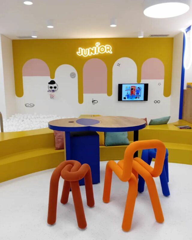Retour en image sur un chantier fraîchement livré : Optic 2000 Junior, avenue Julien à Clermont-Ferrand.
#optic2000 #junior #optic2000junior #atelierdarchitecturecasa #architecture #kids #couleurs #fun #ambiance #courbe #ludique #clermontferrand #boutique
@optic2000_officiel 
@optic2000finetjunior
