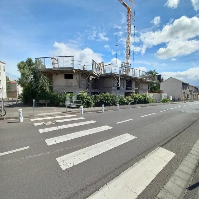 Chantier en cours des logements de la Pradelle pour l'Ophis. Un immeuble collectif + maisons individuelles.
#chantier #logements #ophis #maison #ville #clermontferrand #atelierdarchitecturecasa #architecte #logementcollectif