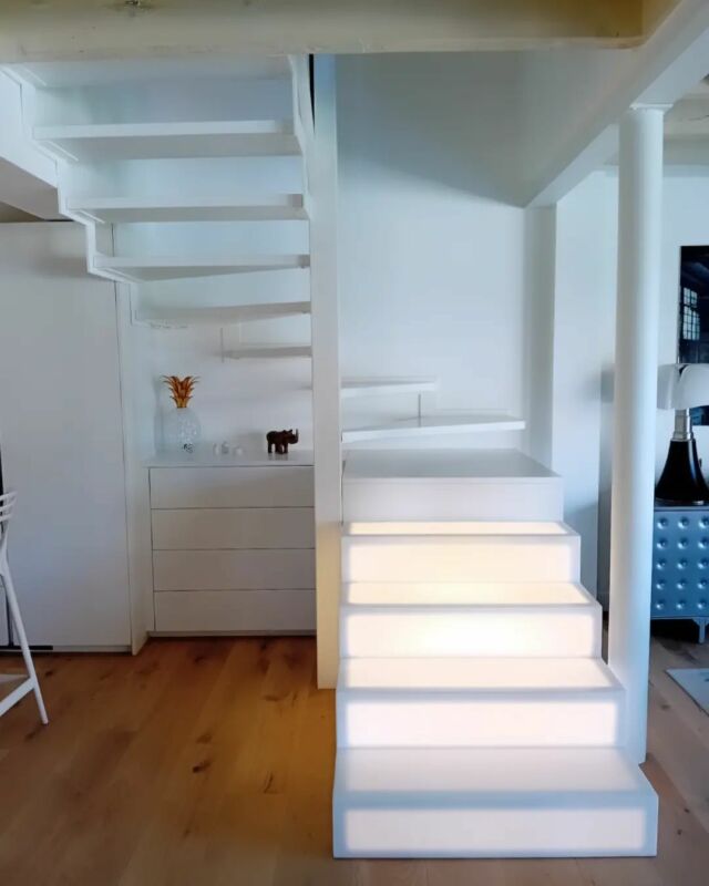 Retour en images sur la réfection d'une maison à Chamalières. Ici quelques images du nouvel escalier 💥
#refection #maison #travaux #reamenagement #escalier #lumineux #blanc #architecture #architecte #atelierdarchitecturecasa