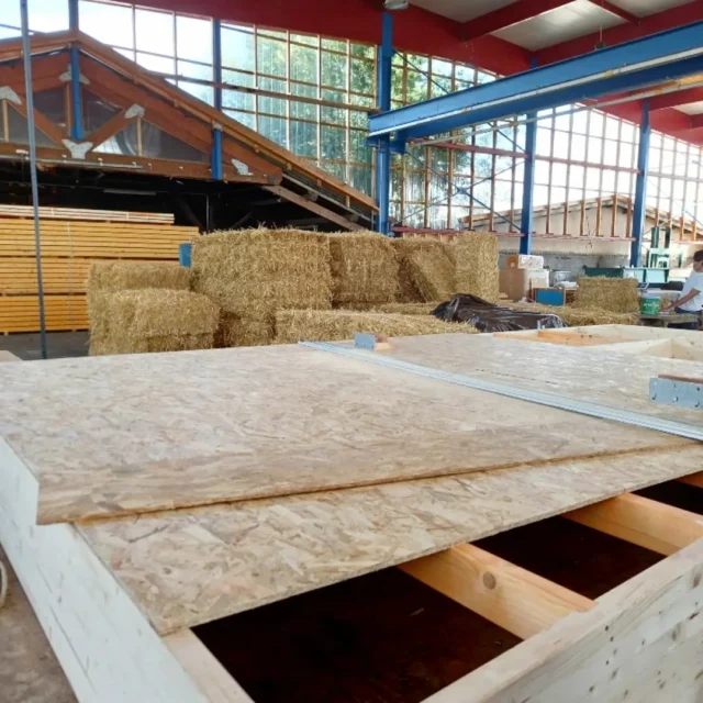 Nous vous partageons quelques photos du chantier du quai de transfert Pompidou en cours pour Clermont Auvergne Métropole. 
Un projet qui se veut exemplaire par l'utilisation de matériaux locaux biosourcés.L'entreprise FAUGERE nous a accueilli dans son atelier d'Issoire pour voir l'usinage des pièces bois, le montage du mur ossature bois et l'isolation en paille.
#bois #paille #architecture #clermontauvergnemetropole #construction #entreprise