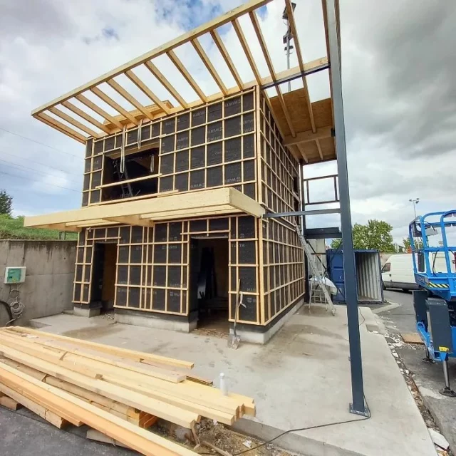 Montage en cours sur le chantier du quai de transfert Pompidou pour Clermont Auvergne Métropole. Entreprises FAUGERE et POL AGRET.
#chantier #depot #clermontferrand #clermontauvergnemetropole #atelierdarchitecturecasa #bois #paille