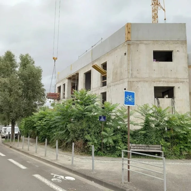 Chantier Pradelle Simonnet.
18 logements collectifs en cours pour l'Ophis.
Fin du gros ouvre.  Les enduits vont pouvoir démarrer.
#chantier #logements #clermontferrand #atelierdarchitecturecasa #beton #enduit #ophis